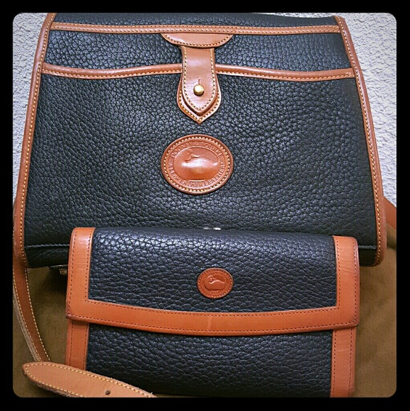 Dooney & Bourke Handbags - Dooney & Bourke Wallet